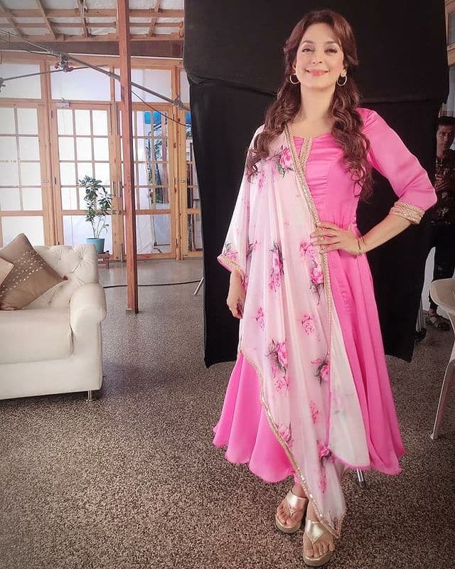  ഇഷ്ടതാരത്തിന് പ്രിയപ്പെട്ട കമ്മൽ തിരിച്ചു കിട്ടട്ടെയെന്നും ആരാധകർ പറയുന്നു. എന്തായാലും കമ്മൽ ഇതുവരെ തിരികേ ലഭിച്ചിട്ടില്ലെന്നാണ് വ്യക്തമാകുന്നത്. അതിനെ കുറിച്ചുള്ള പുതിയ വിവരങ്ങളൊന്നും ജൂഹി ചൗള പങ്കുവെച്ചിട്ടില്ല.