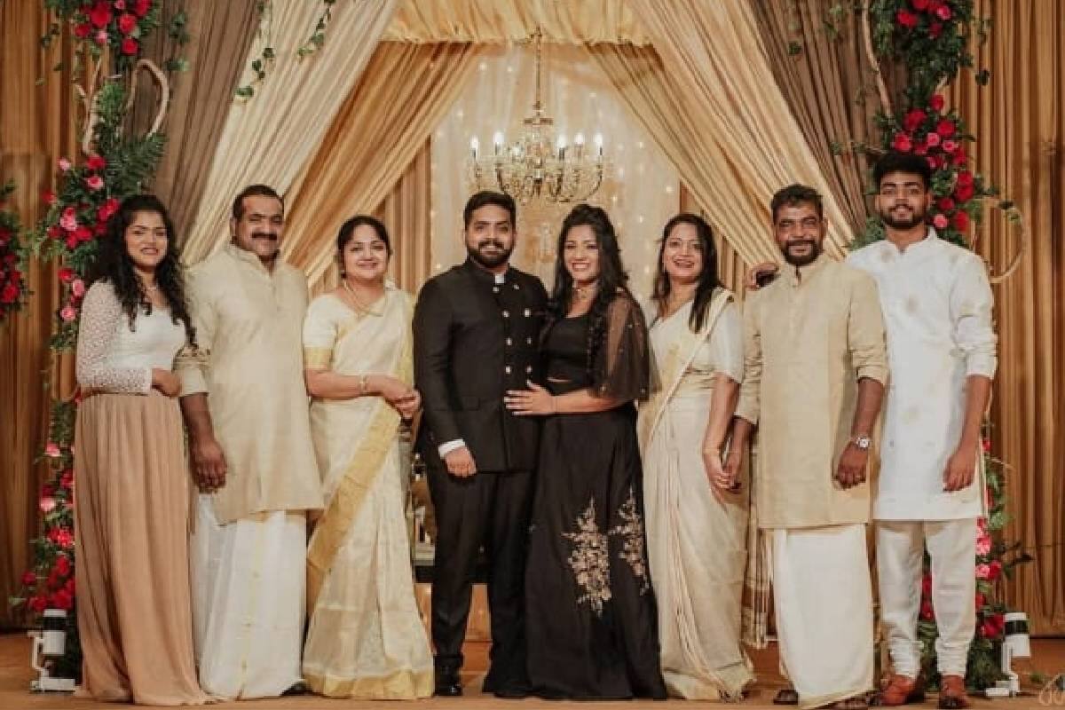  ആന്റണി പെരുമ്പാവൂരിന്റേയും ശാന്തിയുടേയും മകള്‍ അനിഷയെ വിവാഹം ചെയ്തിരിക്കുന്നത് പെരുമ്പാവൂര്‍ ചക്കിയത്ത് ഡോ: വിന്‍സന്റിന്റേയും സിന്ധുവിന്റേയും മകനാണ് (തുടർന്ന് വായിക്കുക)