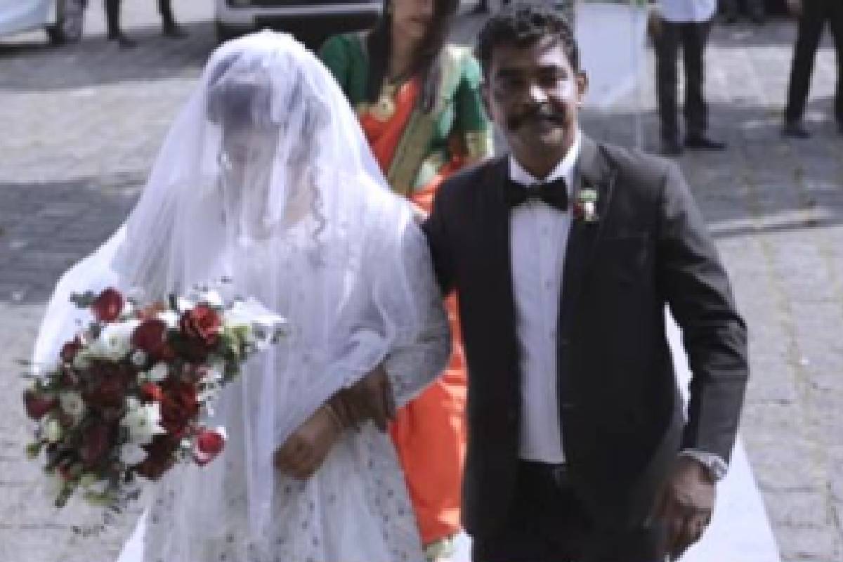 മകളുമായി പള്ളിയിൽ പ്രവേശിക്കുന്ന ആന്റണി പെരുമ്പാവൂർ (ചിത്രം: സിനിമ ന്യൂസ് ഏജൻസി)