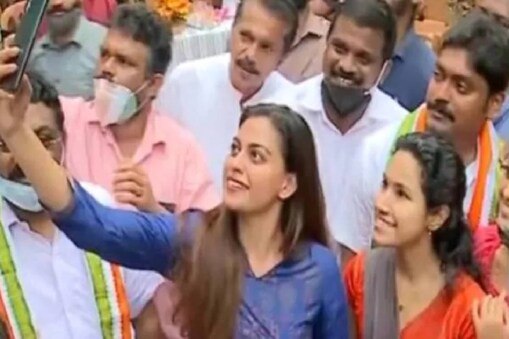 പ്രചാരണത്തിനിടെ സ്ഥാനാർഥി 
