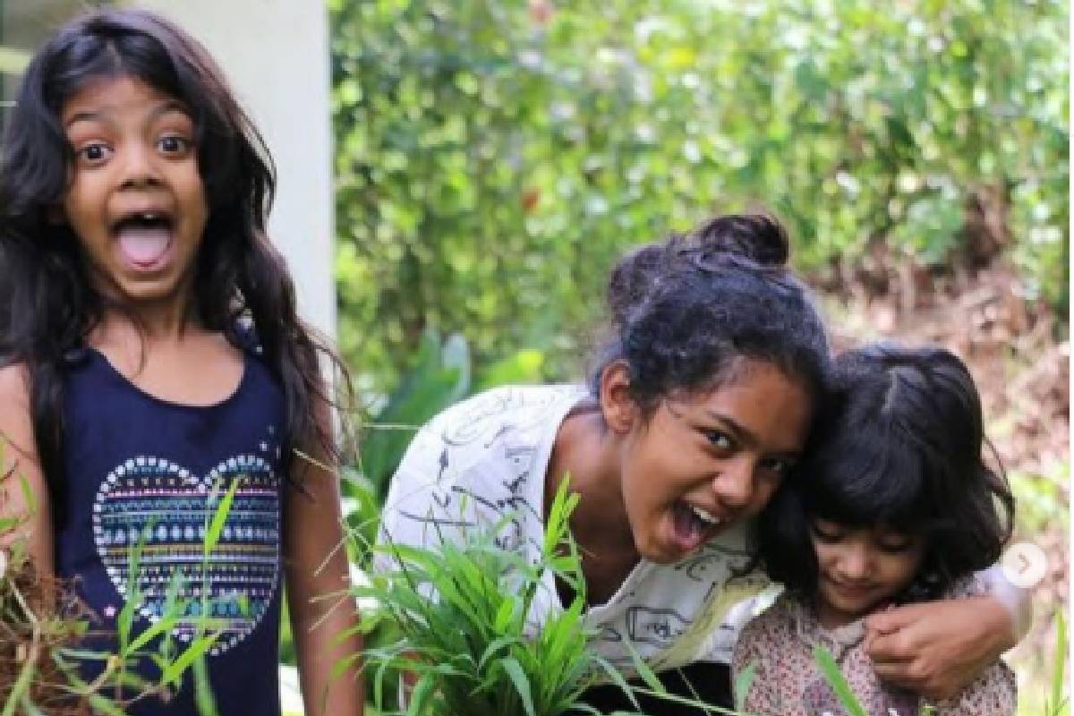  ഇന്ന് കുഞ്ഞ് ആരാധനയുടെ പിറന്നാളാണ്. പിറന്നാൾ ദിനത്തിൽ കളിക്കൂട്ടുകാരിക്കൊപ്പമുള്ള പ്രാർത്ഥനയുടെയും നക്ഷത്രയുടെയും ചിത്രങ്ങൾ സോഷ്യൽ മീഡിയയിൽ പോസ്റ്റ് ചെയ്യുകയാണ് പൂർണ്ണിമ ഇന്ദ്രജിത്