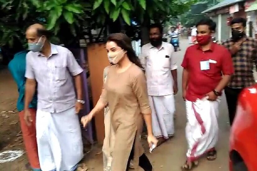  വോട്ടർ പട്ടികയിൽ പേരില്ലാത്തതിനാൽ നടൻ മമ്മൂട്ടിക്ക് വോട്ട് രേഖപ്പെടുത്താൻ കഴിഞ്ഞില്ല. പനമ്പിള്ളി നഗർ സ്കൂളിലാണ് മമ്മൂട്ടി സാധാരണ വോട്ട് ചെയ്യാറുള്ളത്. എന്നാൽ, ലോക്ക് ഡൗൺ കാലത്ത് മമ്മൂട്ടി കടവന്ത്രയിലെ പുതിയ വീട്ടിലേക്ക് താമസം മാറിയിരുന്നു. ഇതോടെ വോട്ടർ പട്ടികയിൽ നിന്ന് പേര് ഒഴിവാക്കിയിരുന്നു. എന്നാൽ, പുതിയ വാർഡിൽ പേര് ചേർത്തതുമില്ല.