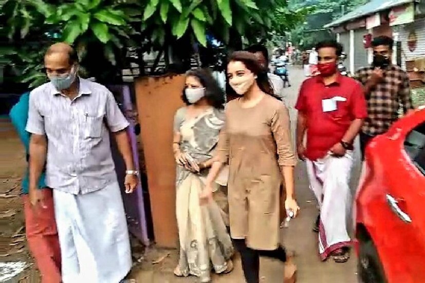  അതേസമയം, വോട്ട് ചെയ്യാൻ എത്തിയ മഞ്ജു വാര്യർ തിരിച്ചറിയൽ കാർഡ് എടുക്കാൻ മറന്നു പോയി. തൃശൂർ പുള്ള് എ എൽ പി സ്കൂളിൽ രാവിലെ അമ്മയ്ക്കൊപ്പമാണ് താരം വോട്ട് രേഖപ്പെടുത്താൻ എത്തിയത്. എന്നാൽ, ബൂത്തിലേക്ക് കയറാൻ ശ്രമിക്കവേയാണ് തിരിച്ചറിയൽ കാർഡ് എടുത്തില്ലെന്ന കാര്യം ശ്രദ്ധയിൽപ്പെട്ടത്. ഇതിനെ തുടർന്ന് മഞ്ജു വീട്ടിലേക്ക് മടങ്ങി പോകുകയും കാർഡ് എടുത്തു വന്നതിനു ശേഷം വോട്ട് രേഖപ്പെടുത്തകയുമായിരുന്നു.