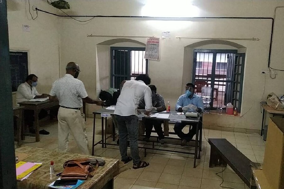  താരം ക്യൂ നിന്ന് വോട്ട് രേഖപ്പെടുത്തി കഴിഞ്ഞപ്പോൾ അടുത്ത ചർച്ച ഇന്ന് ടോവിനോ ധരിച്ച ഷർട്ടിനെക്കുറിച്ചായി. വെളുത്ത നിറമുള്ള ഷർട്ട് ധരിച്ച് ആയിരുന്നു ടോവിനോ വോട്ട് രേഖപ്പെടുത്താൻ എത്തിയത്. വെയിലത്തേക്ക് എത്തുമ്പോൾ വെളുത്ത ഷർട്ടിൽ നീല നിറത്തിൽ ഒലിവി ഇലകൾക്ക് സമാനമായ തരത്തിലുള്ള ഡിസൈൻ പ്രത്യക്ഷപ്പെടുന്നതാണ്. ഏതായാലും ഈ ടോവിനോയുടെ വോട്ടിനൊപ്പം ഈ ഷർട്ടും ഇപ്പോൾ ചർച്ചയായിരിക്കുകയാണ്.