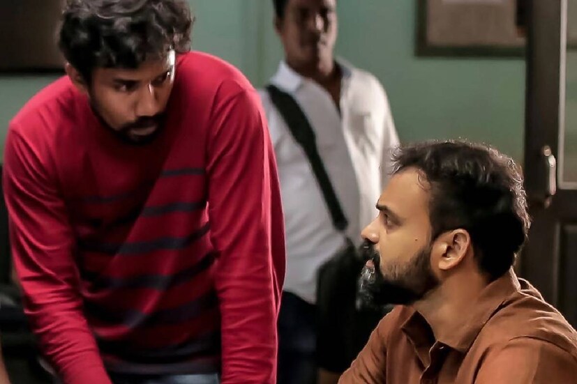  കാറിന് പുറത്തിറങ്ങി റോഡിന്റെ വീഡിയോ എടുത്ത് പോസ്റ്റ് ചെയ്തായിരുന്നു ചാക്കോച്ചന്റെ മറുപടി. മിഷ്ടർ. മിഥുൻ മാനുവേലിന്റ കലൂർ റോഡ് ബാംഗ്ലൂർക്കു മാറ്റിയ വിവരം അറിയിച്ചുകൊള്ളുന്നു - ഇതാണ് ഒപ്പമുള്ള മറുപടി. അതിനുള്ള മറുപടിയുമായി ആരാധകർ കൂടി എത്തിയതോടെ സംഗതി ഹിറ്റായിരിക്കുകയാണ്.