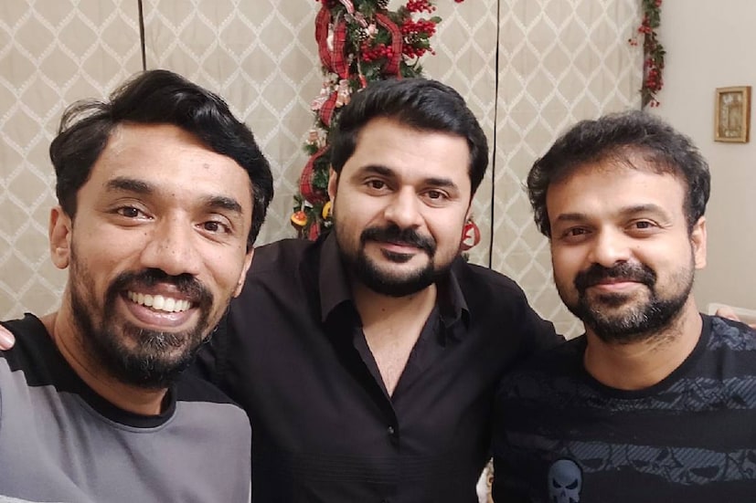  അഞ്ചാം പാതിരായുടെ സംവിധായകനും നായകനും നിര്‍മ്മാതാവുമാണ് സോഷ്യല്‍ മീഡിയയിലൂടെ തങ്ങള്‍ മൂവരും ഒരുമിച്ചുള്ള ചിത്രം പോസ്റ്റ് ചെയ്‍ത് പുതിയ സിനിമയെക്കുറിച്ച് അറിയിച്ചത്. അഞ്ചാം പാതിരാ കഴിഞ്ഞ സ്ഥിതിക്ക്..!! എന്നു മാത്രമായിരുന്നു ചിത്രത്തിനൊപ്പം മിഥുന്‍ കുറിച്ചത്. എന്നാല്‍ കുഞ്ചാക്കോ ബോബനും നിര്‍മ്മാതാവ് ആഷിക് ഉസ്‍മാനും വിവരം സ്ഥിരീകരിച്ചു. അഞ്ചാം പാതിരാ'യ്ക്കു ശേഷം അതേ സംഘത്തിനൊപ്പം ഞങ്ങള്‍ വീണ്ടും എത്തുകയാണ്, മറ്റൊരു ത്രില്ലറിനായി', ഇരുവരും കുറിച്ചു.