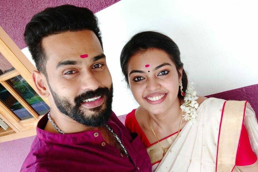  ടെലിവിഷൻ പരമ്പരകളിലൂടെ കുടുംബപ്രേക്ഷകരുടെ പ്രിയതാരങ്ങളായി മാറിയ മൃദുല വിജയും യുവകൃഷ്ണയും വിവാഹിതരാകുന്നു. ഇരുവരുടെയും വിവാഹനിശ്ചയം ഇന്ന് നടക്കും. തിരുവനന്തപുരം സ്വദേശിയായ മൃദുല വിജയ് നിരവധി സീരിയലുകളിലൂടെ പ്രേക്ഷകർക്ക് പരിചിതയാണ്.