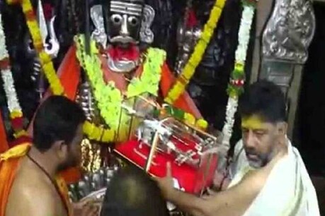 ക്ഷേത്രത്തിനു മുകളിലൂടെ പറന്നതിന് പ്രായശ്ചിത്തമായി വെള്ളി ഹെലികോപ്റ്റർ മാതൃക സമർപ്പിച്ച് കോൺഗ്രസ് നേതാവ് ഡി.കെ. ശിവകുമാർ ക്ഷേത്രത്തിനു മുകളിലൂടെ പറന്നതിന് പ്രായശ്ചിത്തമായി വെള്ളി ഹെലികോപ്റ്റർ മാതൃക സമർപ്പിച്ച് കോൺഗ്രസ് നേതാവ് ഡി.കെ. ശിവകുമാർ