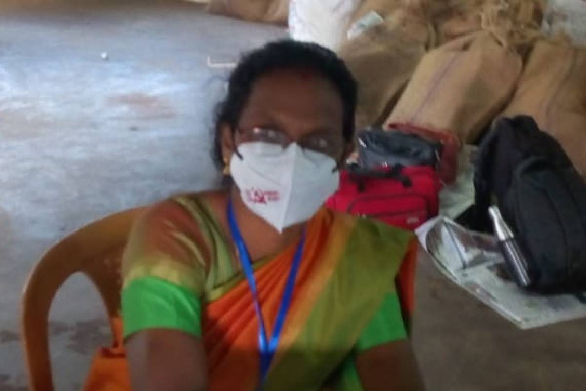 പോളിങ് ബൂത്തിത്തിൽ സി.പി.എം ചിഹ്നമുള്ള മാസ്ക് ധരിച്ച സംഭവം: ഉദ്യോഗസ്ഥയ്ക്ക്‌ സസ്പെൻഷൻ