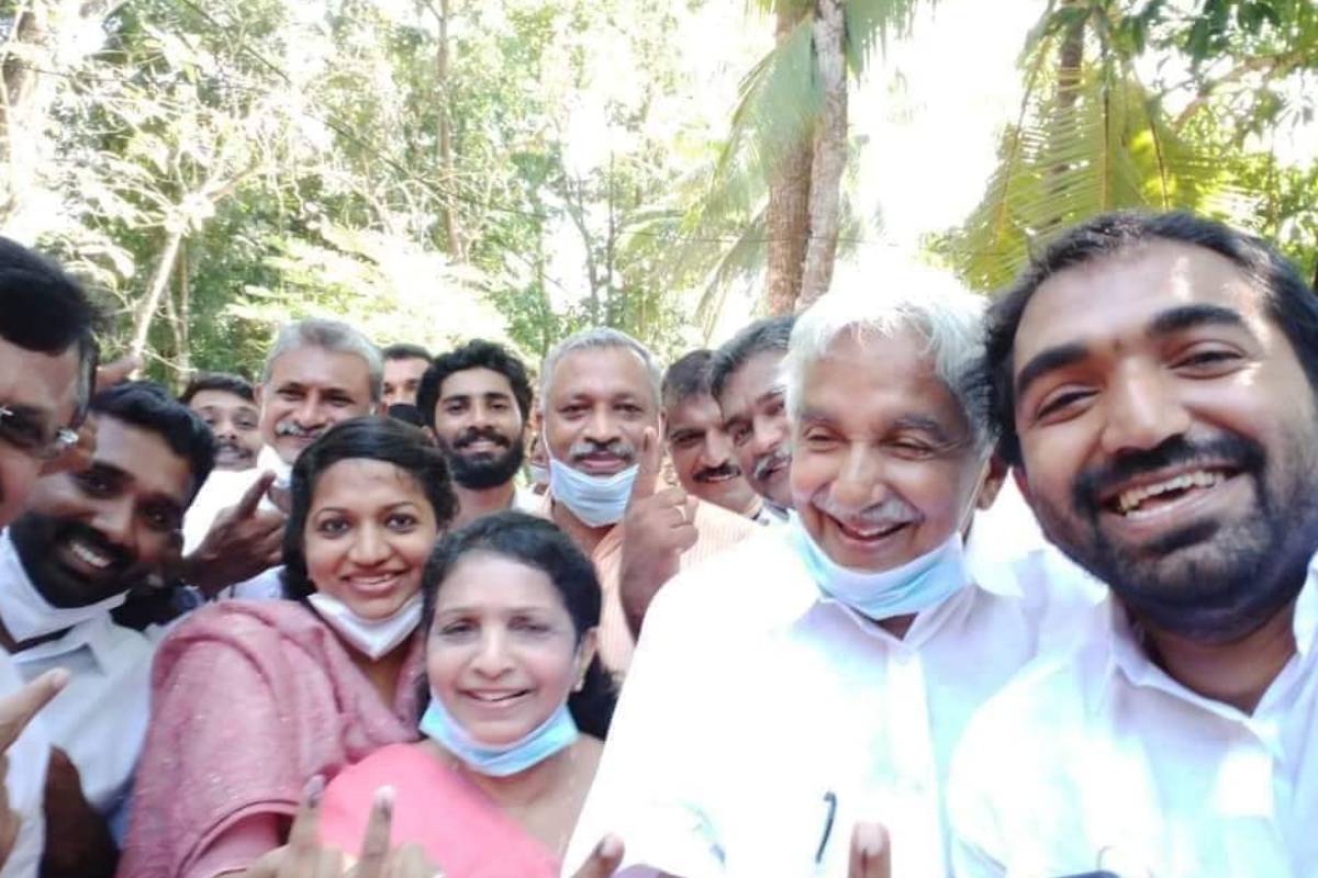 പ്രിയപ്പെട്ടവർക്കൊപ്പം എത്തി പുതുപ്പള്ളിയിൽ വോട്ട് രേഖപ്പെടുത്തി ഉമ്മൻ ചാണ്ടി