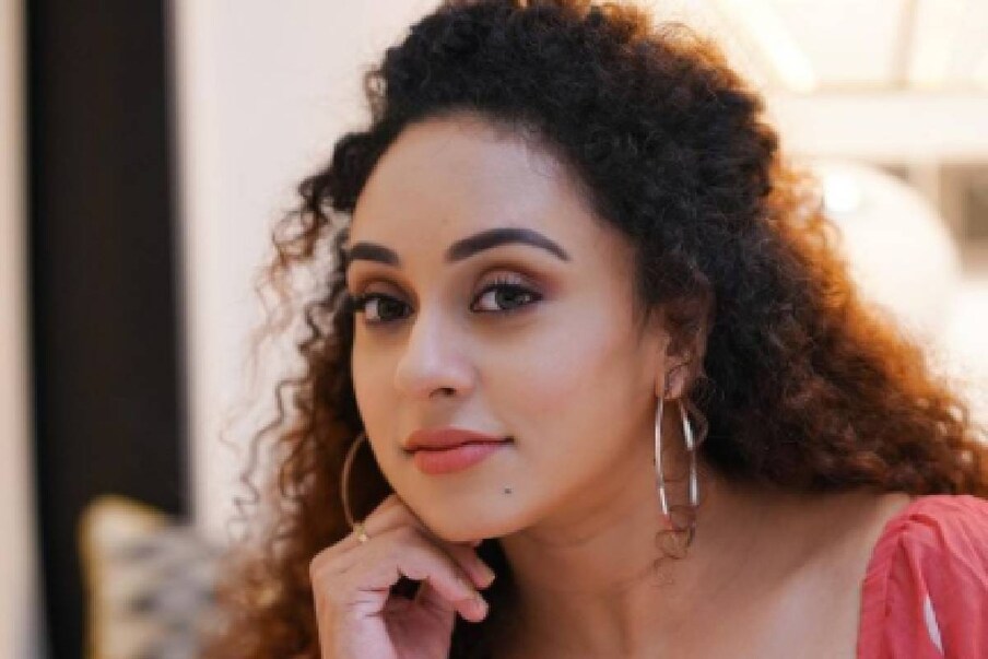  കൂടാതെ അമ്മയാവാൻ പോകുന്ന പേളി ഒരു അവാർഡും സ്വന്തമാക്കി. ഈ വർഷത്തെ മികച്ച നവാഗത താരത്തിനുള്ള 'നെറ്ഫ്ലിക്സ്-തുടുംസ് പീപ്പിൾസ് ചോയ്സ് പുരസ്കാരമാണ്' പേളി മാണിക്ക് ലഭിച്ചത്