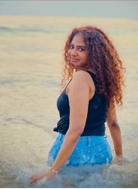  ഇത് തലമുടിയിലും തലയോട്ടിയിലും തേച്ചു പിടിപ്പിക്കുക. ഒരു ഷവർ ക്യാപ് ധരിച്ച ശേഷം 10 അല്ലെങ്കിൽ 12 മിനിറ്റ് വരെ കാത്തിരിക്കാം. മുഴുവനും ഉണങ്ങുന്നതു വരെ കാക്കേണ്ടതില്ല