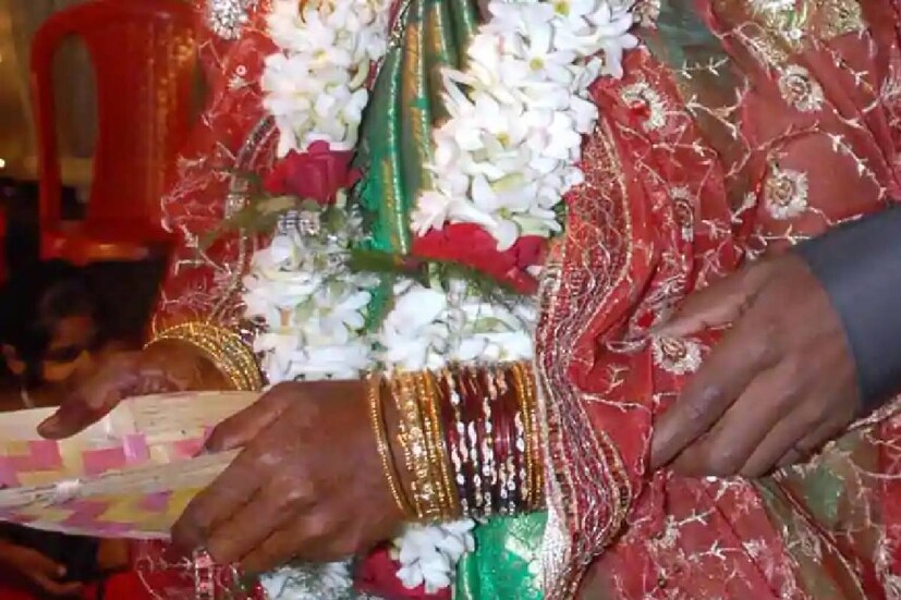  ജയമ്മയുടെ മകന് 25 വയസ്സുണ്ട്, മൈസൂരിൽ സംസ്ഥാന ഗതാഗത വകുപ്പിൽ ജോലി ചെയ്യുന്നു. അമ്മയുടെ വിവാഹത്തെക്കുറിച്ച് അയാൾക്ക് അറിയില്ല. ഇത് സ്വകാര്യമായി സൂക്ഷിക്കാൻ ദമ്പതികൾ ആഗ്രഹിച്ചു. “അടുത്ത വർഷത്തോടെ ഞങ്ങളുടെ മകൻ വിവാഹിതനാകും. അതിനു ശേഷം ഞങ്ങൾ തമ്മിലുള്ള ബന്ധം വെളിപ്പെടുത്തും” ചിക്കണ്ണ പറഞ്ഞു. ജയമ്മയുടെ മകനെ അദ്ദേഹം മകനായി അംഗീകരിച്ചു കഴിഞ്ഞു (പ്രതീകാത്മക ചിത്രം)