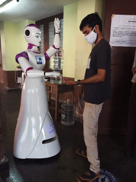  എറണാകുളം ഡിസ്റ്റിക് അഡ്മിനിസ്ട്രേഷൻ കീഴിലുള്ള കമ്മ്യൂണിറ്റി ഹാൾ പോളിംഗ് ബൂത്തിൽ ആണ് അസിമോവ് റോബോട്ടിക്സ് എന്ന സ്റ്റാർട്ടപ്പ് കമ്പനിയുടെ സായാബോട്ട് എന്ന റോബോട്ട് വോട്ടർമാർ കോവിഡ് ചട്ടങ്ങൾക്ക് അനുസരിച്ചാണോ എത്തുന്നത് എന്ന് ഉറപ്പുവരുത്തിയത്