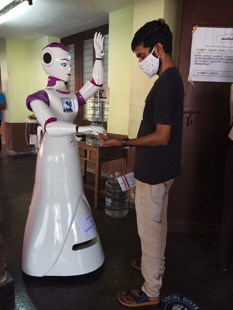  വോട്ടിങ്ങിനായി വരുന്ന വോട്ടർമാര പരിശോധിച്ച് മാസ്ക് ധരിച്ചിട്ടുണ്ടോ, ഉണ്ടെങ്കിൽ വേണ്ടവിധം ആണോ ധരിച്ചിരിക്കുന്നത് , ടെമ്പറേച്ചർ നോർമൽ ആണോ എന്നൊക്കെ നോക്കും.