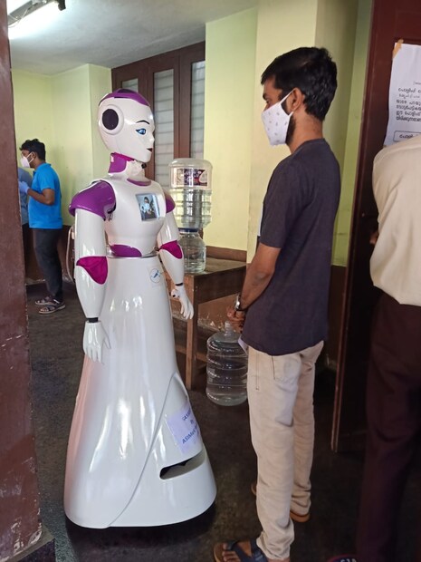  സാനിറ്റേഷൻ ചെയ്തതിനു ശേഷമേ ബൂത്തിലേക്ക് പ്രവേശനം നൽകൂ. ഒരു മിനിറ്റിൽ താഴെ തന്നെ ഇതൊക്കെ പൂർത്തിയാക്കും.