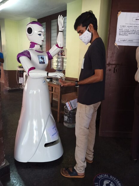  വോട്ടർമാർക്കും റോബോട്ട് കൗതുകമായി. ശരീരോഷ്മാവ് കൂടുതലാണെങ്കിൽ പോളിംഗ് ഓഫീസറുമായി ബന്ധപ്പെട്ട് പ്രത്യേകം വോട്ട് ചെയ്യാനുള്ള സൗകര്യങ്ങൾ തേടാൻ ആവശ്യപ്പെടും.
