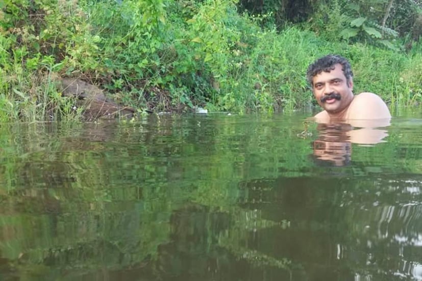  അനിൽ നെടുമങ്ങാടിന്റെ അവസാന ചിത്രങ്ങൾ സോഷ്യൽ മീഡിയയിൽ പങ്കുവെച്ചിരിക്കുകയാണ് നിർമാതാവും പ്രൊഡക്ഷൻ കൺട്രോളറുമായ എൻ എം ബാദുഷ. അനിൽ കുളിക്കുമ്പോൾ ഒപ്പമുണ്ടായിരുന്ന സുഹൃത്ത് എടുത്തതാണ് ഈ ചിത്രങ്ങളെന്ന് ബാദുഷ കുറിക്കുന്നു.