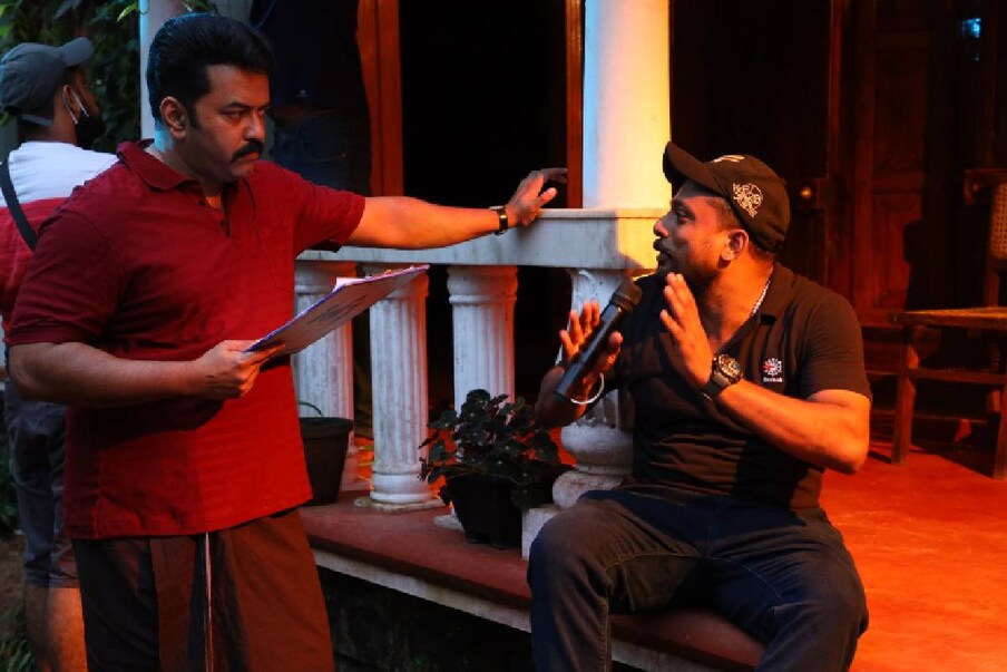  ഗാർഡിയൻ ഏഞ്ചൽ, ഗോൾഡൻ എസ് പിക്ച്ചേഴ്സ് എന്നിവയുടെ ബാനറിൽ എയ്ഞ്ചലീന ആന്റണി, ഷെരീഫ് എം.പി, ശ്യംകുമാർ എസ്, സിനോ ജോൺ തോമസ് എന്നിവരാണ് ചിത്രം നിര്‍മ്മിക്കുന്നത്. വീടിന്റെ നിർമ്മാണത്തിനായി അവധിയിൽ കഴിയുന്ന ക്രൈംബ്രാഞ്ച് ഉദ്യോഗസ്ഥനായ പീതാംബരന് ഒരു കേസ് ഏറ്റെടുക്കേണ്ടി വരുന്നതും തുടർന്നുള്ള അന്വേഷണവുമാണ് ചിത്രത്തിലൂടെ പറയുന്നത്.