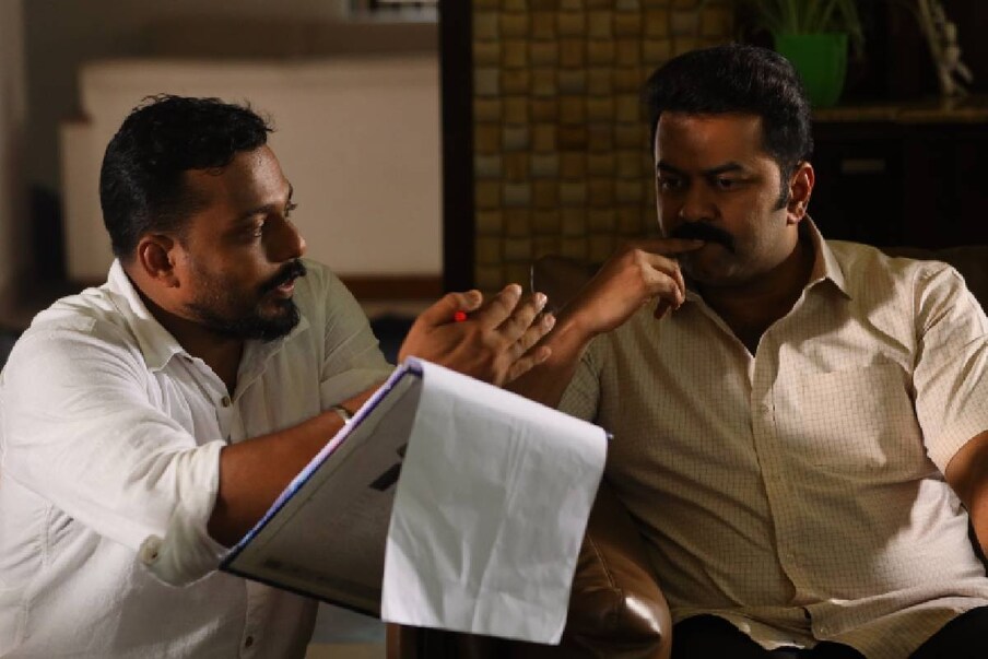  മലയാളത്തിൽ ക്രൈം ഫയലുകളുടെ പേരിലൊരുങ്ങിയ സിനിമകൾ നിരവധിയാണ്. അക്കൂട്ടത്തിൽ ഇടം നേടാനൊരുങ്ങുകയാണ് അനുരാധയും. ചിത്രത്തിന്റെ പൂജാചടങ്ങുകൾക്ക് ശേഷം ഈ മാസമാദ്യമാണ് കടുത്തുരുത്തിയിൽ ഷൂട്ടിങ് തുടങ്ങിയത്.