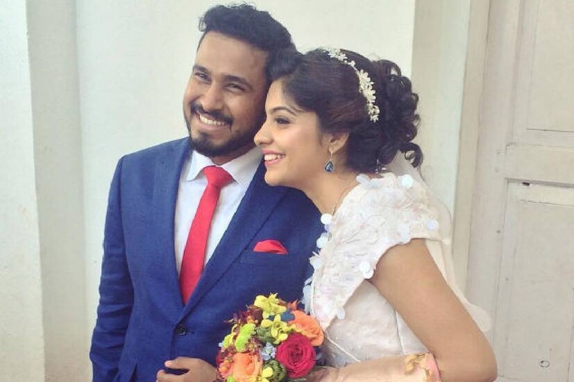  നീലത്താമര എന്ന ലാൽജോസ് ചിത്രത്തിലൂടെ മലയാളികളുടെ മനസ്സിൽ ഇടംനേടിയ നടിയാണ് അര്‍ച്ചന കവി. സിനിമയിൽ നിന്ന് ഇടവേളയെടുത്തെങ്കിലും സോഷ്യൽമീഡിയയിൽ അടക്കം സജീവമാണ് താരം. ബ്ലോഗുകൾ, വെബ് സീരിയലുകൾ, പെയിന്റിങ് എന്നിവയിലൂടെയെല്ലാം താരം പ്രേക്ഷകർക്ക് മുൻപിലെത്താറുണ്ട്. ഇപ്പോൾ അർച്ചനയെയും ഭർത്താവ് അബീഷിനെയും കുറിച്ചുള്ള ചൂടുപിടിച്ച ചർച്ചകളാണ് സോഷ്യൽമീഡിയയിൽ നടക്കുന്നത്. ഇരുവരും വേർപിരിഞ്ഞുവെന്ന രീതിയിലാണ് ചർച്ചകൾ. സെലിബ്രിറ്റികളുടെ വിവാഹം പോലെത്തന്നെ ചർച്ച ചെയ്യപ്പെടുന്ന ഒന്നാണ് വിവാഹമോചനവും.