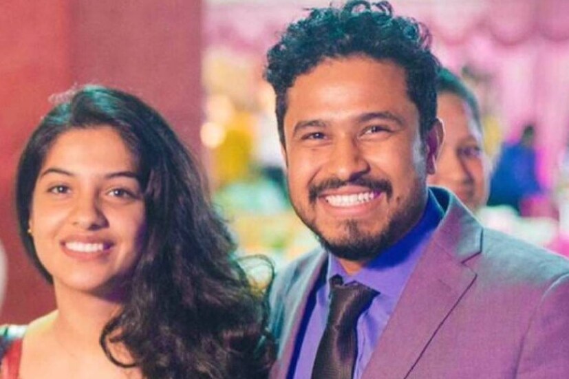  അർച്ചനയും അബീഷും വേർപിരിഞ്ഞുവെന്നും നൂറുശതമാനം വിശ്വസിക്കാമെന്നുമെല്ലാമുള്ള അഭിപ്രായങ്ങളാണ് സമൂഹ മാധ്യമങ്ങളിൽ നടക്കുന്ന ചർച്ചകളിൽ ഉയരുന്നത്. വിവാഹിതരായ താര ദമ്പതികൾ ഒരുമിച്ചുള്ള ചിത്രങ്ങൾ ഇടയ്ക്കിടെ സോഷ്യൽമീഡിയയിൽ പങ്ക് വച്ചില്ലെങ്കിൽ, പൊതുഇടങ്ങളിൽ ഒരുമിച്ച് പ്രത്യക്ഷപ്പെട്ടില്ലെങ്കിൽ ഉടൻ തന്നെ ദമ്പതികൾ തമ്മിൽ അകൽച്ചയിലാണെന്ന പാപ്പരാസി വാദമുയരും. ഇപ്പോൾ അത്തരക്കാർ ഏറ്റു പിടിച്ചിരിക്കുന്നത് അർച്ചന കവിയും അബീഷും തമ്മിൽ പ്രശ്നങ്ങൾ ഉണ്ട് എന്നാണ്.