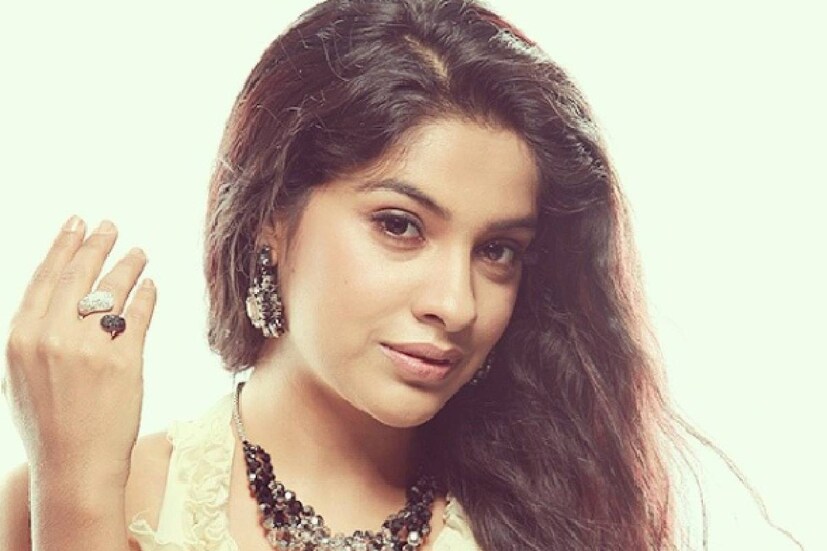  ചെറുപ്പം മുതല്‍ തന്നെ അര്‍ച്ചനയും അബീഷും പരിചിതരാണ്. പ്രണയവിവാഹമായിരുന്നു ഇവരുടേത്. ആദ്യമൊക്കെ നിരസിച്ചെങ്കിലും പിന്നീട് അര്‍ച്ചന വിവാഹത്തിന് സമ്മതം മൂളുകയായിരുന്നു. ഇരുവരുടെയും വിവാഹ വീഡിയോ നിറഞ്ഞ കൈയടിയോടെയാണ് ആരാധകർ ഏറ്റെടുത്തത്. ഒരിടവേളയ്ക്ക്ശേഷം അടുത്തിടെ ഇരുവരുടെയും വിവാഹ വീഡിയോ വൈറൽ ആയിരുന്നു. ആ വീഡിയോയ്ക്ക് താഴെയുള്ള കമന്റുകളിൽ കൂടിയാണ് ഇരുവരും തമ്മിൽ വിവാഹ മോചിതരായി എന്ന് ചിലർ കമന്റുകൾ പങ്ക് വയ്ക്കുന്നത്. ഒരിക്കലും വിശ്വസിക്കാൻ പറ്റുന്നില്ല, ഷോക്കിങ് എന്ന് ചില ആരാധകർ പറയുമ്പോൾ സത്യമാണ് ഇതെന്നും മറ്റുചിലർ കമന്റുകൾ പങ്കിടുന്നുണ്ട്.