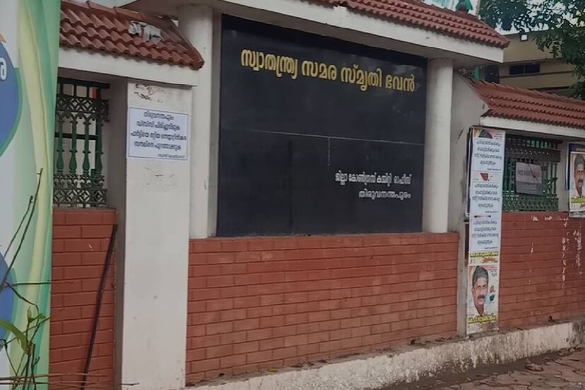  പാർട്ടിയിലും മുന്നണിയിലും അനൈക്യം തിരിച്ചടിയായി. കല്ലാമലയിൽ അപമാനിക്കപ്പെട്ടുവെന്ന തോന്നൽ ആർഎംപിക്കുണ്ടായത് തിരിച്ചടിയായി. വെൽഫെയർ പാർട്ടിയുമായുള്ള ബന്ധം ഗുണം ചെയ്തു. അവരോട് നന്ദിയുണ്ട്. പാർട്ടിയിൽ ചർച്ച ചെയ്യാതെ മുല്ലപ്പള്ളി പറയുന്ന അഭിപ്രായങ്ങൾ കോൺഗ്രസിന്റെതല്ലെന്നും കെ സുധാകരൻ വ്യക്തമാക്കി.