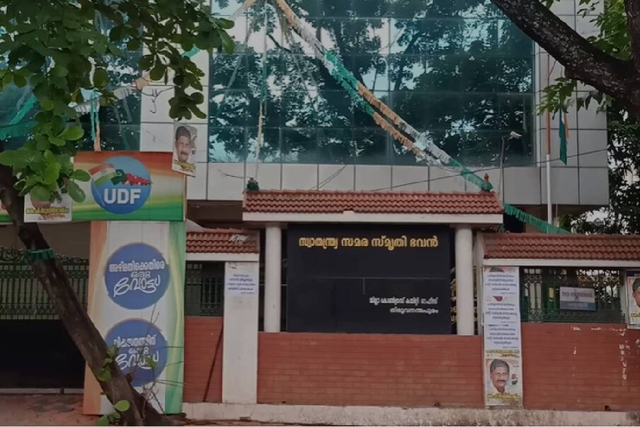  തോൽവിക്ക് പിന്നാലെ കോൺഗ്രസ് നേതൃത്വത്തിനെതിരെ കെ മുരളീധരൻ എംപിയും തുറന്നടിച്ചിരുന്നു. കെ​പി​സി​സി അ​ധ്യ​ക്ഷ​ന്‍ മു​ല്ല​പ്പ​ള്ളി രാ​മ​ച​ന്ദ്ര​ന്‍, മു​ന്‍ മു​ഖ്യ​മ​ന്ത്രി ഉ​മ്മ​ന്‍​ചാ​ണ്ടി, പ്ര​തി​പ​ക്ഷ നേ​താ​വ് ര​മേ​ശ് ചെ​ന്നി​ത്ത​ല എ​ന്നി​വ​രുടെ വിശദീകരണം പര​സ്യ​മാ​യി നി​രാ​ക​രി​ച്ചാ​ണ് മു​ര​ളീ​ധ​ര​ന്‍ രം​ഗ​ത്തെ​ത്തി​യ​ത്.