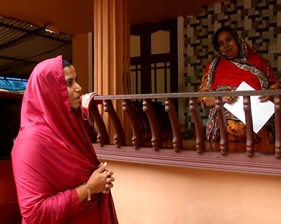  മുസ്ലിം ലീഗ് , കെ.എം.സി.സി. പ്രവർത്തകനായ അബ്ദുല്‍ നാസറിന്റെ ഭാര്യ മൈമൂന നാസറാണ് ലീഗ് നേതൃത്വത്തെ വെല്ലു വിളിച്ച് ഇവിടെ അങ്കത്തിന് ഇറങ്ങിയിരിക്കുന്നത്. വാര്‍ഡില്‍ തുടര്‍ച്ചയായി ഒരേ കുടുംബത്തില്‍ നിന്നുള്ളവരെ മാത്രമേ മുസ്ലിം ലീഗ് സ്ഥാനാര്‍ഥികളായി പരിഗണിക്കുന്നുള്ളൂവെന്ന് ആരോപിച്ചാണ് ഇവർ മൽസരത്തിന് ഇറങ്ങിയത്. 