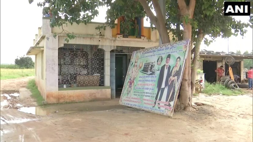  ഹൊസകോട്ടെയ്ക്ക് സമീപം ബെംഗളൂരു - ചെന്നൈ ദേശീയപാതയ്ക്ക് സമീപമായാണ് ക്ഷേത്രത്തിനായി നൽകിയ സ്ഥലം. ക്ഷേത്രം ചെറുതായതു കൊണ്ട് നിരവധിയാളുകൾ പ്രാർത്ഥിക്കാൻ കഷ്ടപ്പെടുന്നത് തന്റെ ശ്രദ്ധയിൽപ്പെട്ടെന്ന് ബാഷ പറഞ്ഞു. അതുകൊണ്ട് തന്റെ ഭൂമിയുടെ ഒരു ഭാഗം നൽകാൻ തീരുമാനിച്ചെന്നും തന്റെ കുടുംബാംഗങ്ങൾ എല്ലാവരും ഇതിനോട് യോജിച്ചെന്നും പറഞ്ഞ അദ്ദേഹം ഇത് സമൂഹത്തിന് ഒരു സഹായമാകുമെന്ന് താൻ പ്രതീക്ഷിക്കുന്നതായും അദ്ദേഹം പറഞ്ഞു.