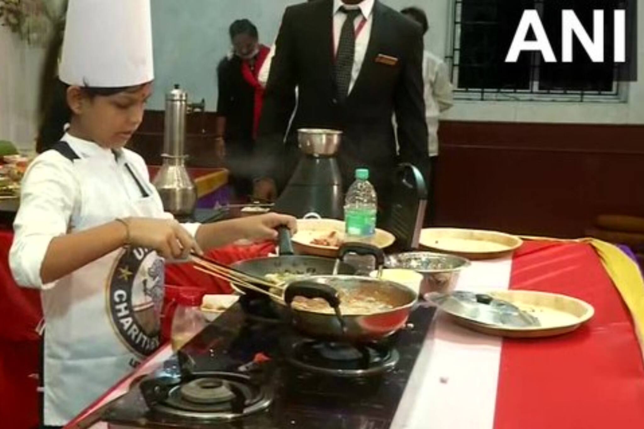 58 മിനിറ്റിനുള്ളിൽ 46 വിഭവങ്ങൾ ; ലോക റെക്കോർഡ് നേടി തമിഴ്നാട്ടിൽ നിന്നുള്ള പെൺകുട്ടി