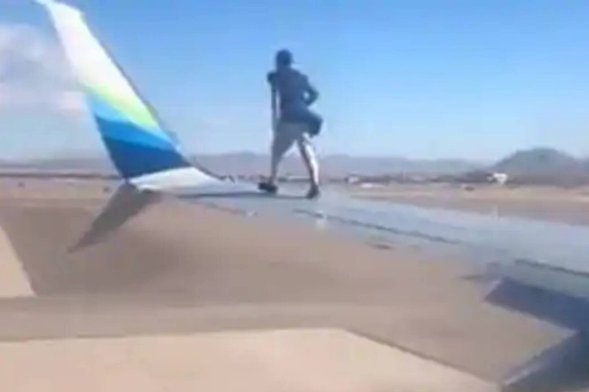 പറക്കാൻ തയ്യാറായി നിന്ന വിമാനത്തിന്റെ ചിറകിൽ കയറി പരിഭ്രാന്തി പരത്തി; 41കാരൻ അറസ്റ്റിൽ