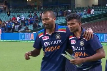 India Vs Australia | മാൻ ഓഫ് ദ സീരീസ് പുരസ്ക്കാരം നടരാജന് കൈമാറി ഹർദ്ദിക് പാണ്ഡ്യ India Vs Australia | മാൻ ഓഫ് ദ സീരീസ് പുരസ്ക്കാരം നടരാജന് കൈമാറി ഹർദ്ദിക് പാണ്ഡ്യ