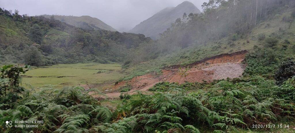  പെട്ടിമുടിയിലെ ദുരന്ത ഭൂമിയിൽ നിന്ന് ബാക്കിയുള്ള കുടുംബങ്ങൾ കൂടി ഒഴിഞ്ഞ് പോയിരിക്കുന്നു . 74 ഓളം ജീവനുകൾ ഇല്ലാതാക്കിയ ഉരുൾപ്പൊട്ടലിന്റെ ഭീകരത ഇപ്പോഴും പ്രകൃതിയിൽ ദൃശ്യമാണ് ...... 