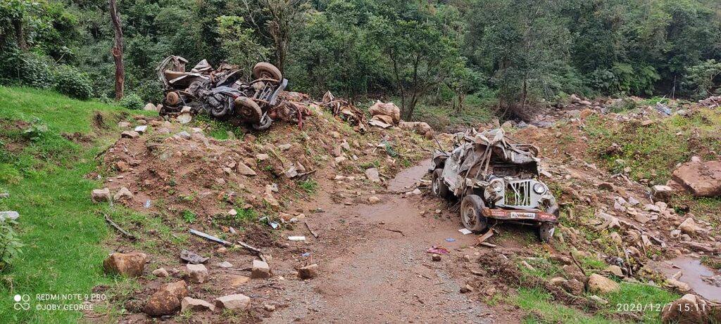 മലമുകളിൽ നിന്ന് ഒഴുകിയെത്തിയ ചെളിയും മണ്ണും മരങ്ങൾക്കുമിടയിൽ ഒരു റ്റെഡി ബിയർ പാവക്കുട്ടി അനാഥമായി കിടക്കുന്നുണ്ടായിരുന്നു...... 