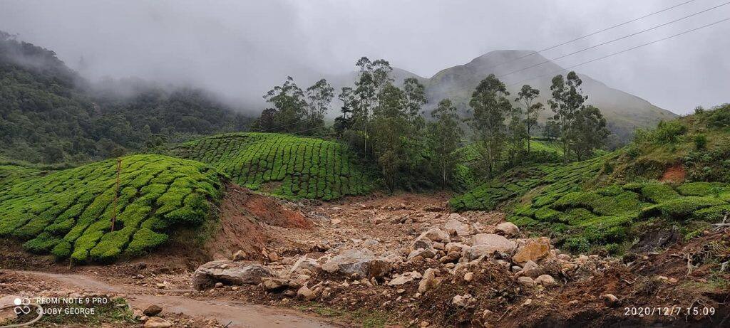 ദുരന്തത്തിൽ മരണപ്പെട്ട കുട്ടികളുടെ ആരുടെയോ നെഞ്ചോട് ചേർത്തിരുന്ന പാവക്കുട്ടി .... ദുരന്തത്തിൽ നഷ്ടപ്പെട്ട വാഹനങ്ങളുടെ അവശിഷ്ടങ്ങൾ അങ്ങിങ്ങായി ചിതറിക്കിടക്കുന്നു 20 ഓളം വാഹനങ്ങൾ മണ്ണിനടിയിൽപ്പെട്ട് കിടക്കുന്നുണ്ടത്രേ അവയിൽ ചിലത് ദുരന്തത്തിന്റെ ഭീകരത വിളിച്ച് പറയുന്നതായി തോന്നി 