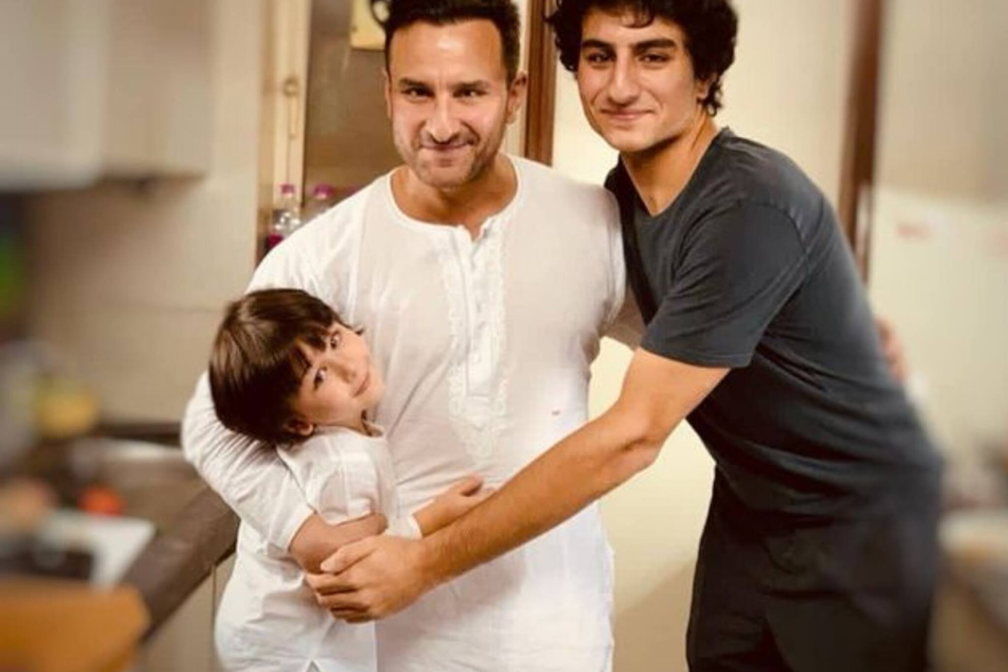 തൈമൂറിനും ഇബ്രാഹിമിനുമൊപ്പമുളള സെയ്ഫ് അലിഖാൻറെ ചിത്രം പങ്കുവെച്ച് കരീന