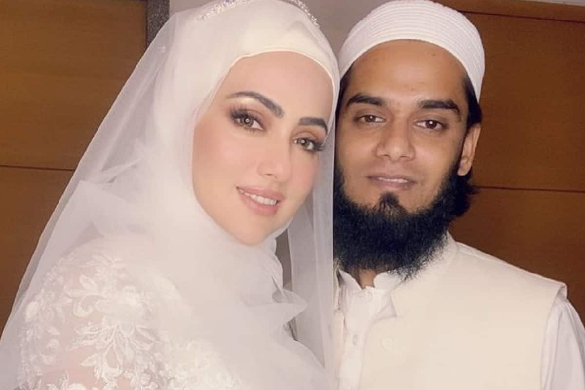  ക്ഷമാശീലയും മാന്യയും സംശുദ്ധമായ ഹൃദയത്തിനുടയുമാണ് സന ഖാൻ എന്ന് അനസ് പറയുന്നു. തന്നെ പൂർണനാക്കുകയും ഒപ്പം നിൽക്കുകയും ചെയ്യുന്ന പെൺകുട്ടിയെ ഭാര്യയായി ലഭിക്കണമെന്നുമായിരുന്നു ആഗ്രഹിച്ചിരുന്നത്. ഇപ്പോഴും ആളുകൾ താൻ എങ്ങനെയാണ് ഒരു നടിയെ വിവാഹം ചെയ്തത് എന്ന് ചോദിക്കാറുണ്ടെന്നും അനസ് സയ്യിദ് പറയുന്നു. (Image: Instagram)