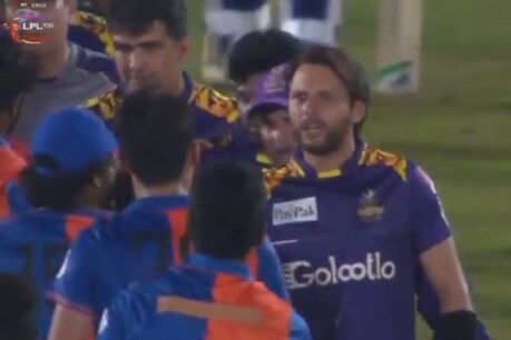 Shahid Afridi| അഫ്ഗാൻ യുവതാരവുമായി കോർത്ത് ഷാഹിദ് അഫ്രീദി; വൈറലായി വിഡിയോ Shahid Afridi| അഫ്ഗാൻ യുവതാരവുമായി കോർത്ത് ഷാഹിദ് അഫ്രീദി; വൈറലായി വിഡിയോ