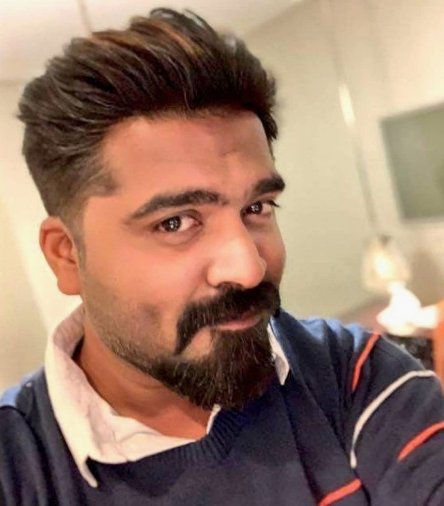  സുശീന്ദ്രൻ സംവിധാനം ചെയ്യുന്ന ഈശ്വരനാണ് ചിമ്പുവിന്റെ പുതിയ ചിത്രം. ഇതിനായി നൃത്തം പഠിക്കുന്ന ചിമ്പുവിന്റെ ചിത്രങ്ങൾ വൈറലായി മാറിയിരുന്നു. നടി ശരണ്യ മോഹനാണ് താരത്തെ നൃത്തം അഭ്യസിപ്പിച്ചത്. 