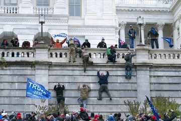 US Capitol | യുഎസ് പാര്ലമെന്റിലേക്ക് ഇരച്ചുകയറിയ ട്രംപ് അനുകൂലികൾ US Capitol | യുഎസ് പാര്ലമെന്റിലേക്ക് ഇരച്ചുകയറിയ ട്രംപ് അനുകൂലികൾ