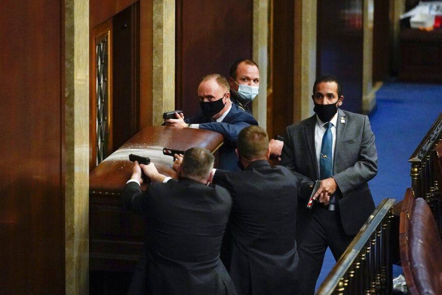 ക്യാപിറ്റോളിലെ സുരക്ഷ സേന. (Image: AP)