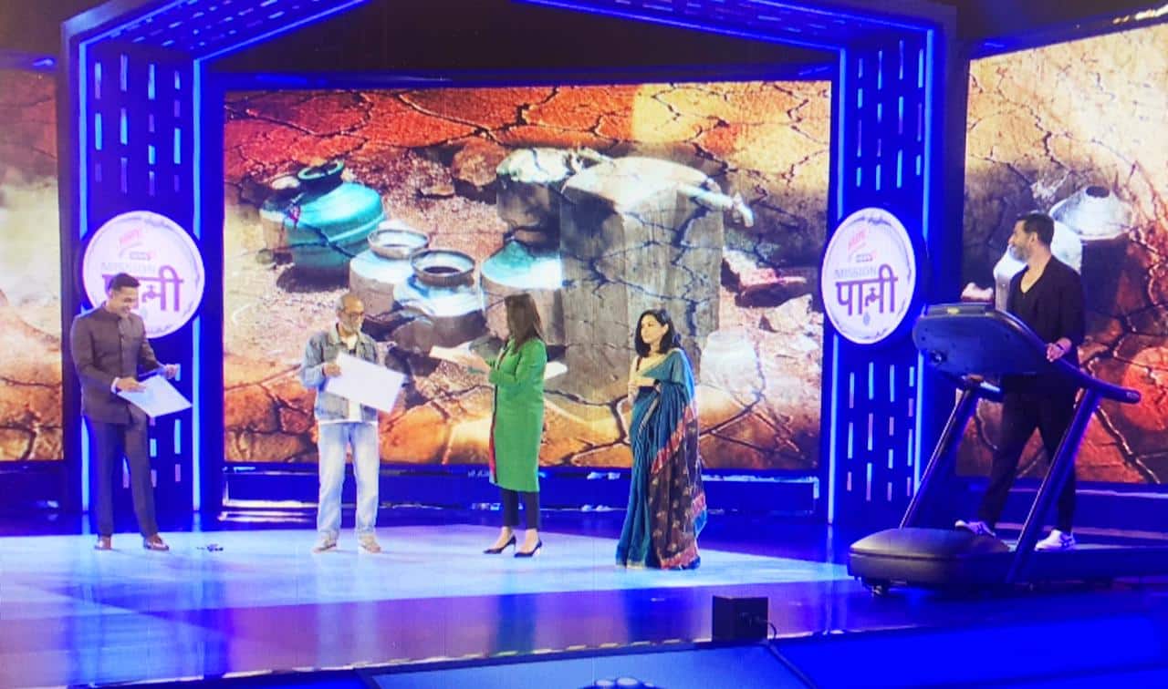  മിഷൻ പാനി വാട്ടർ വാരിയർ പുരസ്കാരം ആബിദ് സുർതി, രാജശ്രീ ദേശ്പാണ്ഡേ, അംല റുയിയ എന്നിവർക്ക് അക്ഷയ് കുമാർ നൽകുന്നു (Image: News18)