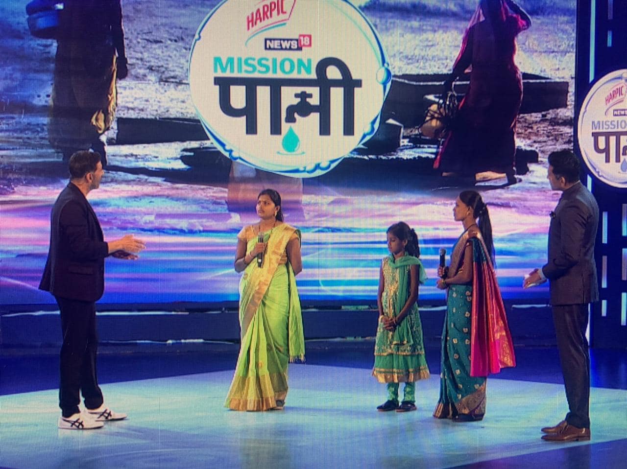  കുടിവെള്ളത്തിനായി കിലോമീറ്ററുകളോളം ദിവസേന നടക്കുന്നതിനെ കുറിച്ച് ഹേമ, അൽക എന്നീ സ്ത്രീകൾ സംസാരിക്കുന്നു. മുംബൈയിൽ നിന്നും ഏതാനും മണിക്കൂറുകൾ അകലെയാണ് ഇവർ താമസിക്കുന്നത്. (Image: News18)