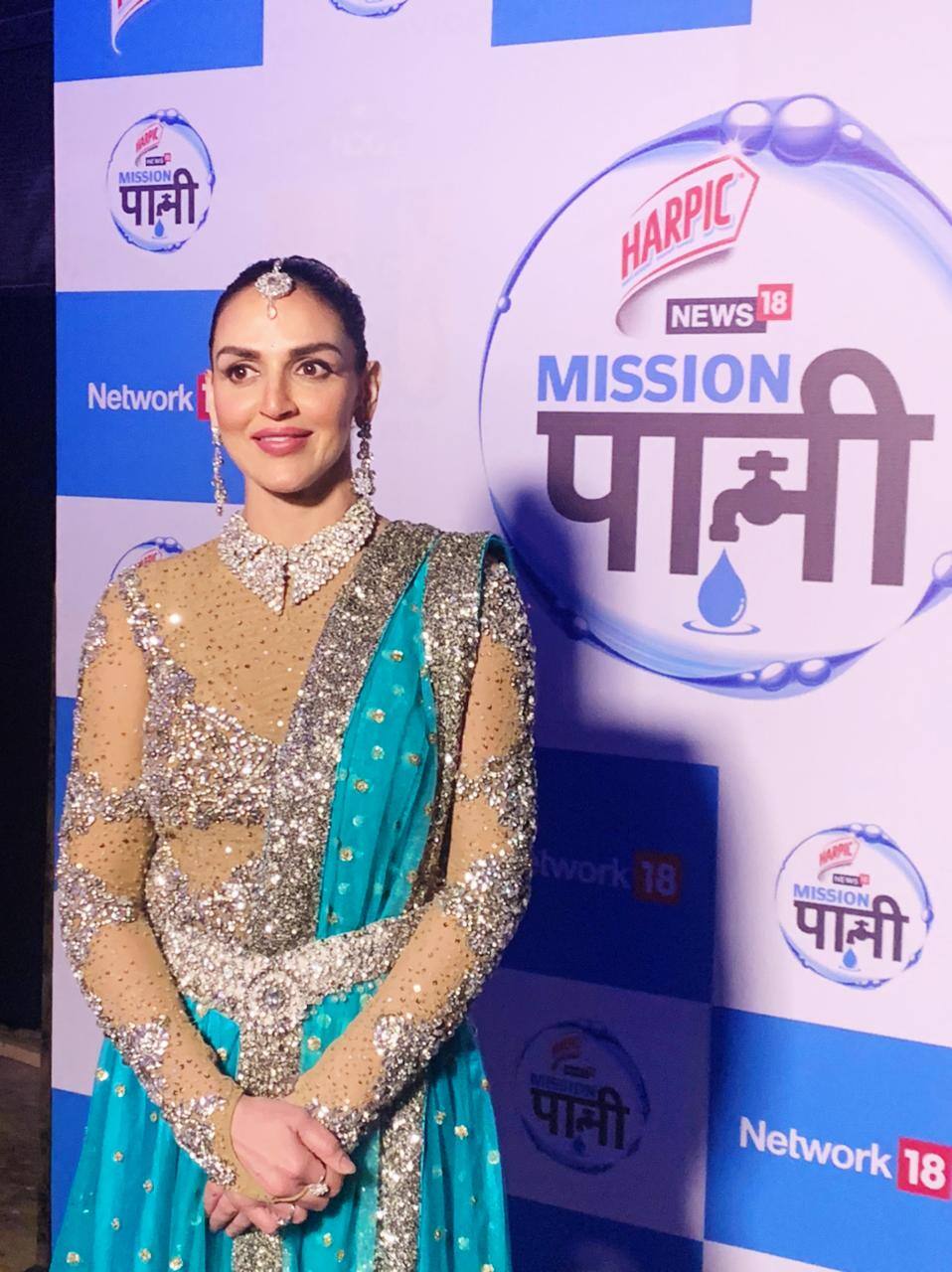  ബോളിവുഡ് നടി ഇഷാ ഡിയോൾ മിഷൻ പാനി വാട്ടർത്തണിൽ പങ്കെടുക്കുന്നു. വെള്ളം ലാഭിക്കാൻ വ്യക്തിപരമായ തലത്തിൽ താൻ ഉറപ്പുവരുത്തുന്നുവെന്നും ഈ സുപ്രധാന ജീവിത സ്രോതസ്സ് പാഴാക്കരുതെന്ന് കുട്ടികളെ പഠിപ്പിക്കുന്നുവെന്നും ഇഷാ ഡിയോൾ. (ചിത്രം: ന്യൂസ് 18)