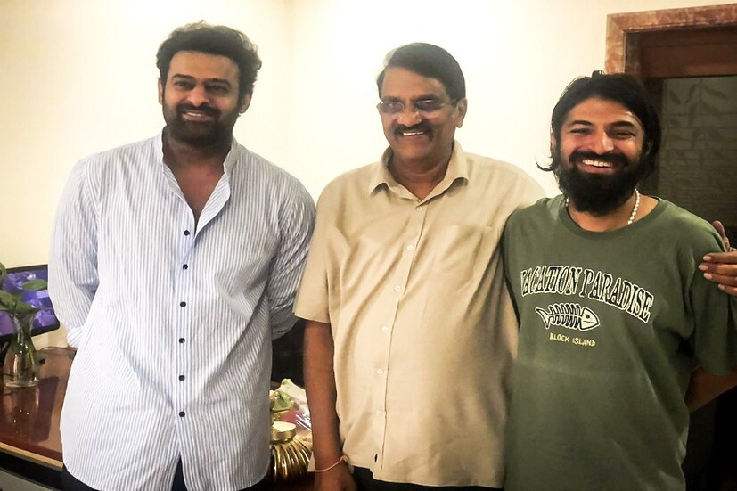  മികച്ച ചിത്രത്തിന് ദേശീയ അവാർഡ് ലഭിച്ച നാഗ് അശ്വിൻ പ്രഭാസിനൊപ്പം ഒരു സിനിമ ചെയ്യുന്നു. ടൈം മിഷൻ തീം അടിസ്ഥാനമാക്കിയുള്ള ഒരു ഫാന്റസി ചിത്രമാണ് ഇതെന്നാണ് റിപ്പോർട്ടുകൾ. (Twitter/Photo)