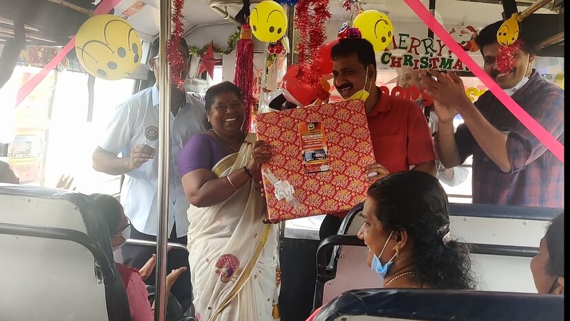  രാവിലെ പള്ളിക്കലിൽ നിന്ന് ബസ് കിളിമാനൂർ ഡിപ്പോയിലെത്തിയപ്പോഴാണ് ചടങ്ങുകൾക്ക് തുടക്കമായത്. ബോണ്ട് സർവീസായതിനാലും ഡിപ്പോയിൽ നിന്ന് കയറാൻ ആരുമില്ലാത്തതിനാലും സാധാരണ ഡിപ്പോയിലെത്താതെ ജംഗ്ഷനിൽ നിന്ന് തിരുവനന്തപുരത്തേക്ക് പോവുകയാണ് പതിവ്. എന്നാൽ ഇക്കുറി മരതൈ നടലടക്കം ആഘോഷങ്ങളുള്ളതിനാൽ രാവിലെ എട്ടരയോടെ ബസ് ഡിപ്പോയിലെത്തി.