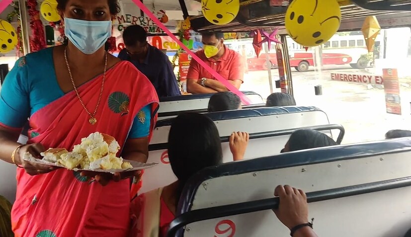  ബസിനുള്ളിൽ കേക്ക് മുറിക്കലായിരുന്നു ആദ്യം. പിന്നീട് യാത്രക്കാരെല്ലാം ബസ്സിൽ നിന്നിറങ്ങി മരം നടാൻ തയ്യാറാക്കിയ സ്ഥലത്തേക്ക്. സുഗതകുമാരി ടീച്ചറിന്റെ ചിത്രവും ജീവിത സന്ദേശവും ഉള്ളടക്കം ചെയ്ത് സ്ഥാപിച്ച ബോർഡിന് ചുവട്ടിലാണ് മരം നടന്നതിനുള്ള മണ്ണൊരുക്കിയിരുന്നത്.