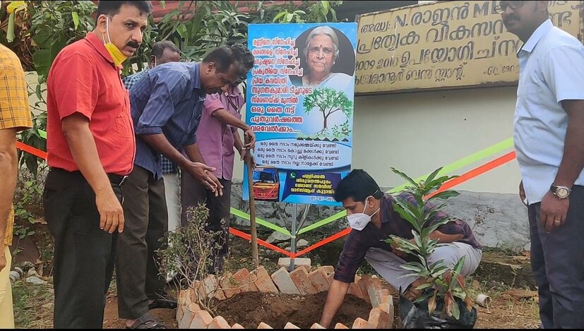  യാത്രക്കാരുടെയെല്ലാം സാന്നിധ്യത്തിലായിരുന്നു മരംനടീൽ. ഊഷ്മളമായ പുലർകാല യാത്രകൾ പോലെ സൗഹൃദയാത്രകളുടെ അടയാളപ്പെടുത്തിലായി സ്നേഹമരം. തുടർന്ന് എല്ലാവരുടെ ബസ്സിലേക്ക് തിരികെയെത്തി.